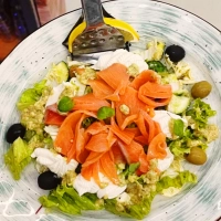 САЛАТ С ФОРЕЛЬЮ И ТВОРОЖНЫМ СЫРОМ